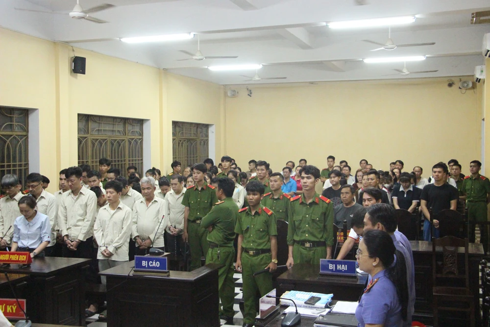Quang cảnh phiên toà . Ảnh: TN nhom-nguoi-trung-quoc-cam-dau-duong-day-cho-vay-lai-nang-va-dong-pham-1.jpg