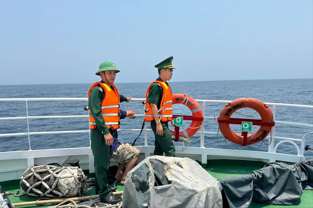 45 cán bộ, chiến sĩ BĐBP tỉnh Quảng Ngãi đang tham gia tìm kiếm cứu nạn chiếc tàu kéo sà lan bị chìm hôm 24-4. Ảnh: AL vi-tri-tau-keo-sa-lan-chim-sau-60m-2.jpeg