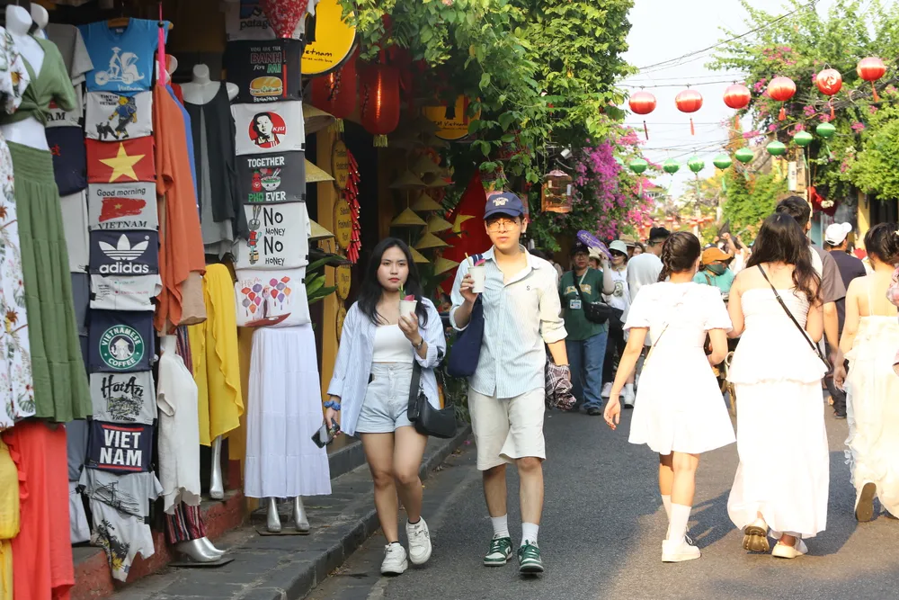 Khách quốc tế tăng nhưng khách nội địa giảm mạnh do giá vé máy bay tăng cao. Ảnh: TN