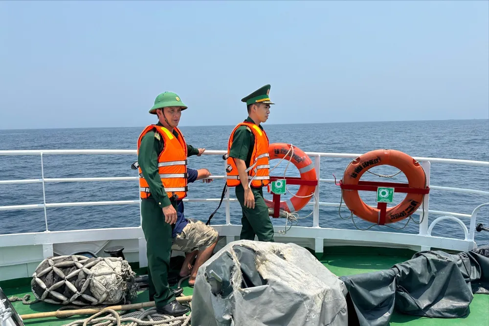 Bộ đội biên phòng tìm kiếm nạn nhân mất tích. Ảnh: TN vi-tri-tau-keo-sa-lan-chim-sau-60m-2.jpeg