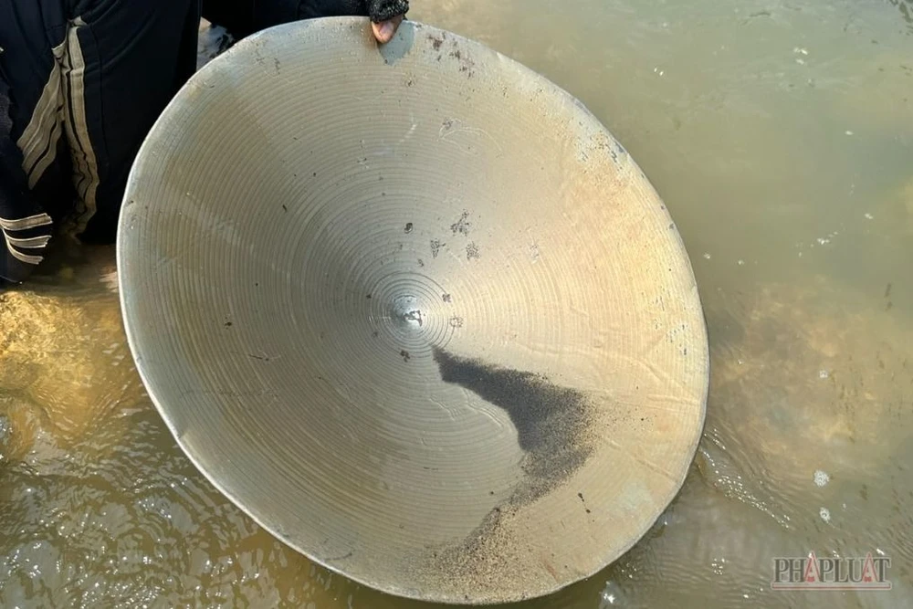 Người dân miền núi Quảng Nam xuống sông tìm vàng