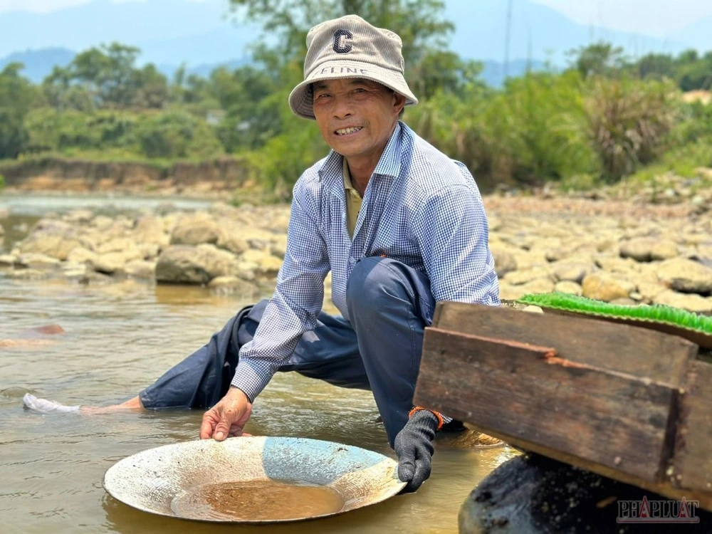 Người dân miền núi Quảng Nam xuống sông tìm vàng