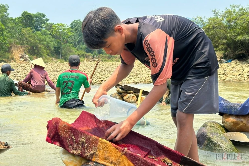 Người dân miền núi Quảng Nam xuống sông tìm vàng