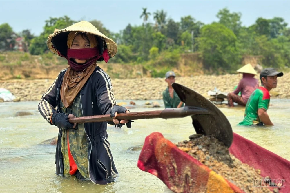 Người dân miền núi Quảng Nam xuống sông tìm vàng