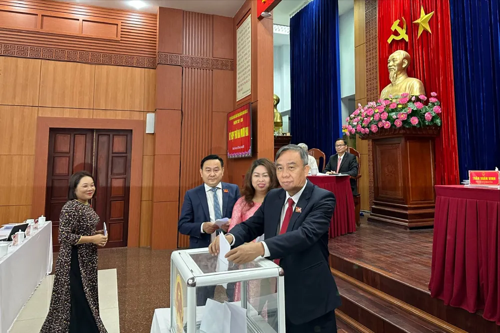 Ban Thường vụ Tỉnh uỷ thống nhất chủ trương giao Đảng đoàn HĐND tỉnh chỉ đạo Thường trực HĐND tỉnh phân công ông Trần Xuân Vinh thực hiện nhiệm vụ, quyền hạn của Chủ tịch HĐND tỉnh. Ảnh: TN Ban Thường vụ Tỉnh uỷ thống nhất chủ trương giao Đảng đoàn HĐND tỉnh chỉ đạo Thường trực HĐND tỉnh phân công ông Trần Xuân Vinh thực hiện nhiệm vụ, quyền hạn của Chủ tịch HĐND tỉnh. Ảnh: TN