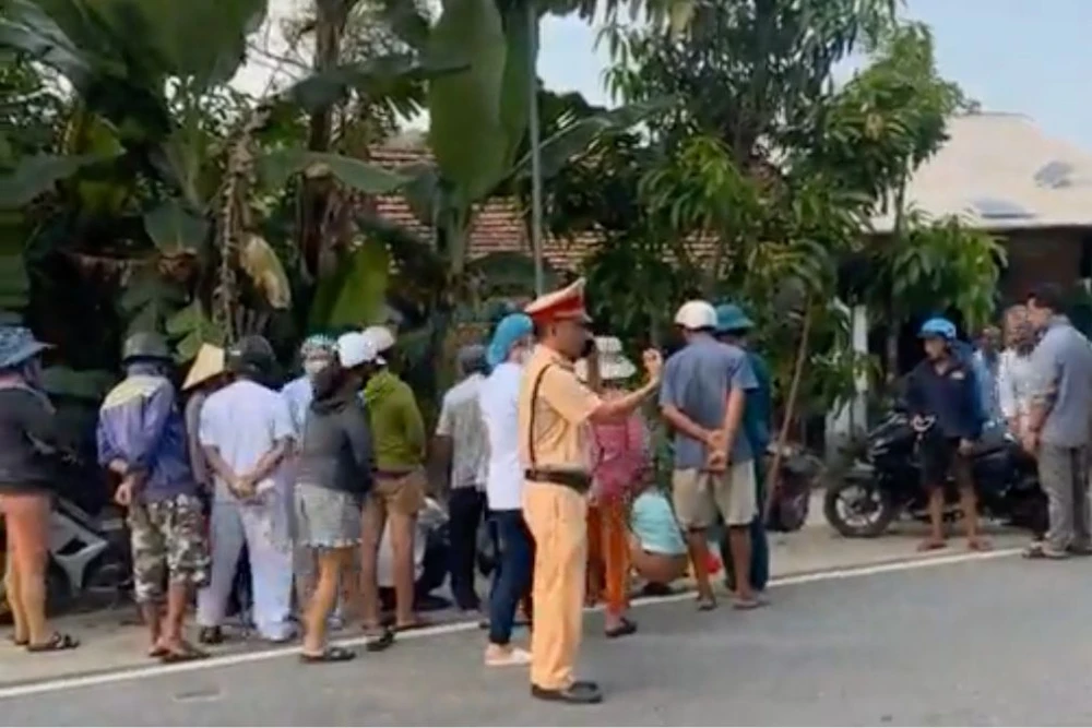 Sau tiếng nổ lớn, người cha tử vong, con trai lớp 7 nhập viện. Ảnh: TN Sau tiếng nổ lớn, người cha tử vong, con trai lớp 7 nhập viện. Ảnh: TN