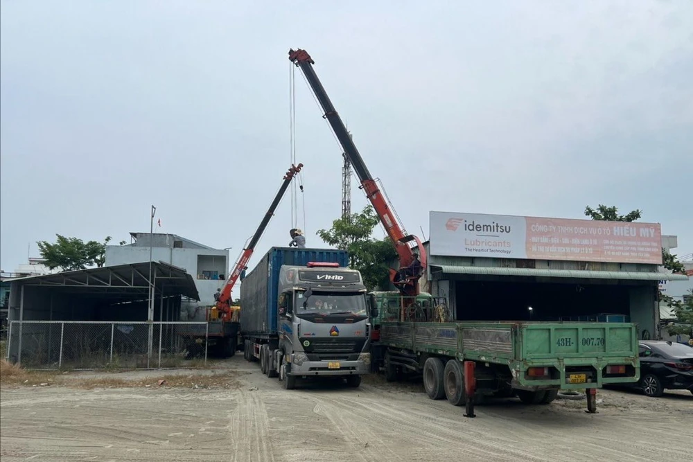 Cảnh sát tạm giữ phương tiện vận chuyển trái phép gỗ, tang vật vi phạm. Ảnh: CA van-chuyen-trai-phep-go-xa-xi-2.jpeg