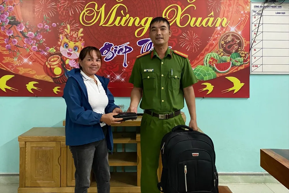 Bà Thanh nhận lại tài sản thất lạc. Ảnh: CA Viết thư cảm ơn công an
