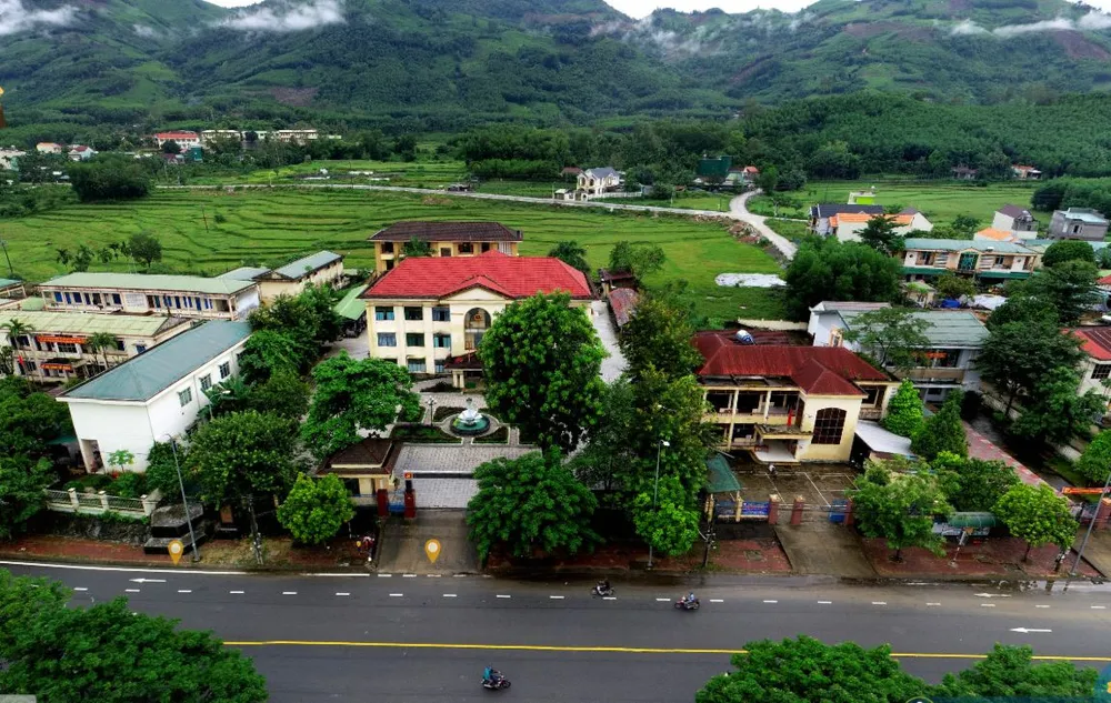Huyện Trà Bồng đang đầu tư đường vào khu vực người dân có hộ khẩu Quảng Nam đang sinh sống. Ảnh: Cổng TTĐT huyện Trà Bồng. địa giới hành chính
