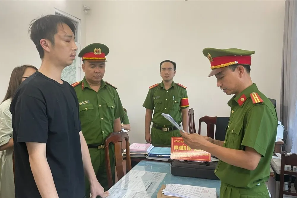 Gây tai nạn chết người khi có nồng độ cồn, người đàn ông nước ngoài bị bắt. Ảnh: CA