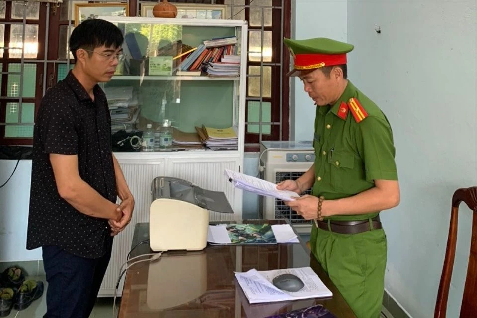 Trần Văn Phi giúp giám đốc Trần Văn Phi giúp giám đốc lập khống hồ sơ quyết toán công trình xây dựng mới trụ sở Hợp tác xã Mỹ Tân An. Ảnh: CA