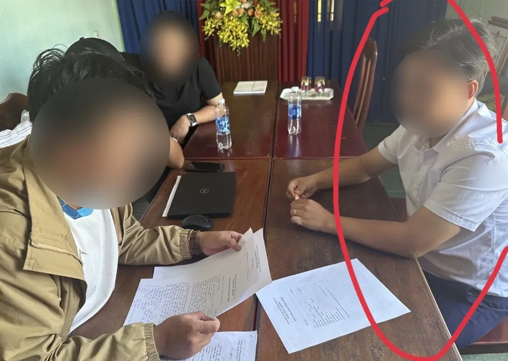 Công an làm việc với ông NHT (khoanh đỏ). Ảnh: CA hoi-thanh-duc-chua-troi-1.jpeg