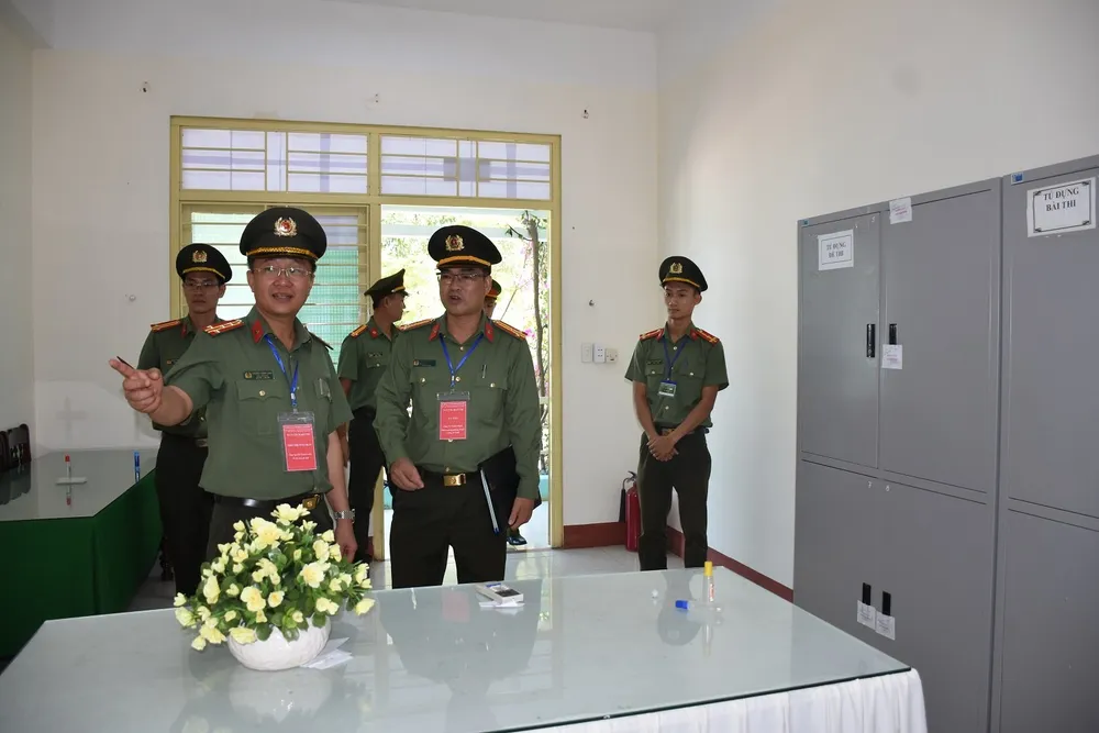 Đại tá Nguyễn Thành Long, Phó Giám đốc Công an tỉnh Quảng Nam kiểm tra công tác đảm bảo ANTT tại các điểm thi THPT. Ảnh: TN 200 cán bộ Công an Quảng Nam đồng hành cùng thí sinh thi THPT