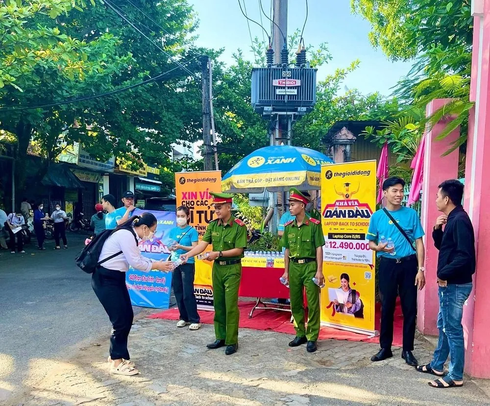 Lực lượng Công an Quảng Nam tại các điểm thi phát nước cho thí sinh. cong-an-Quang-Nam-dong-hanh-thi-sinh-thi-THPT-12.jpeg