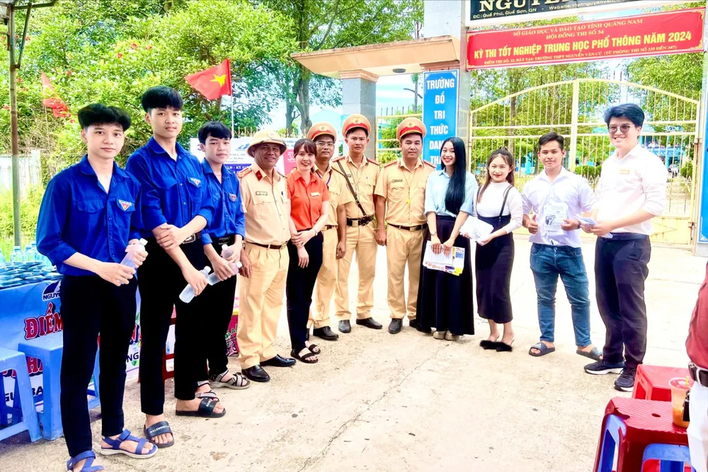 CSGT túc trực tại điểm thi, sẳn sàng khi thí sinh cần hỗ trợ. cong-an-Quang-Nam-dong-hanh-thi-sinh-thi-THPT-15.jpeg