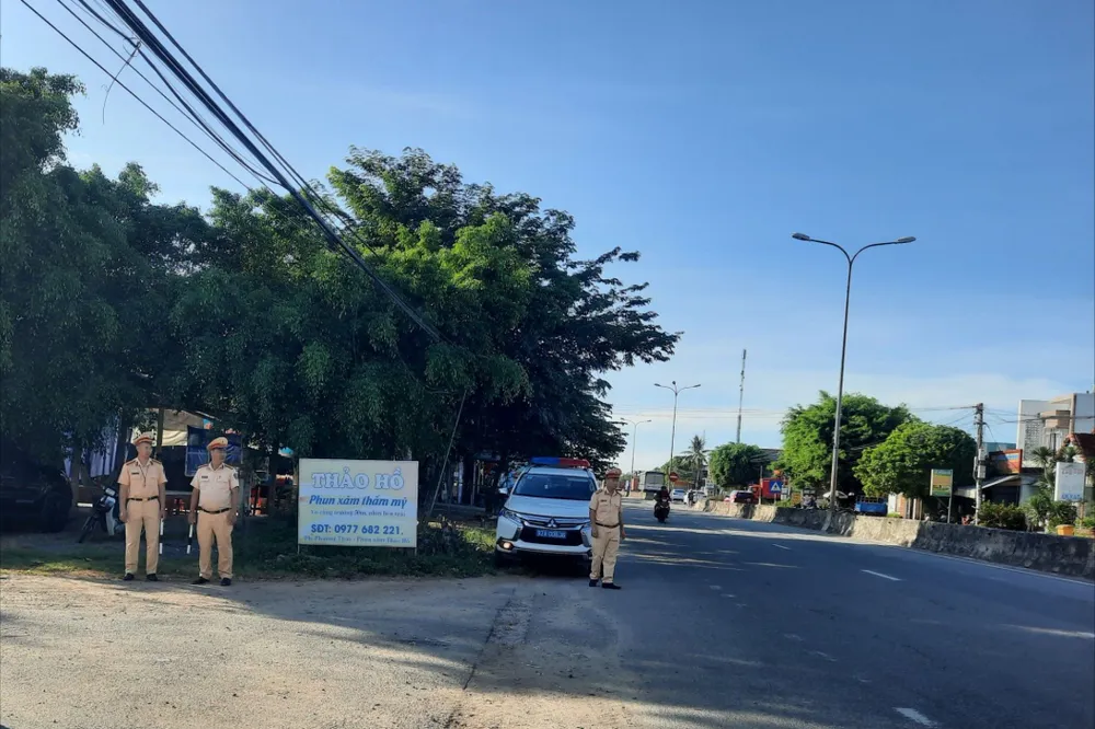 CSGT tuần tra kiểm soát, đảm bảo trật tự an toàn giao thông trên các tuyến giao thông đường bộ và các nút giao thông. cong-an-Quang-Nam-dong-hanh-thi-sinh-thi-THPT6.jpeg