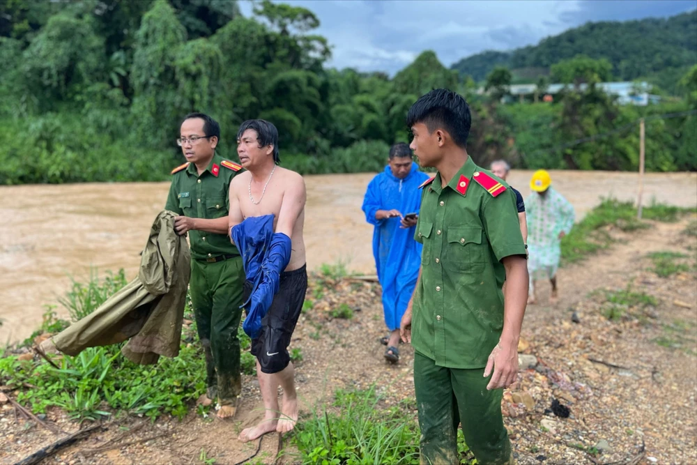 Bộ trưởng Lương Tam Quang gửi thư khen công an cứu người bị cô lập giữa dòng lũ. Ảnh: CA Bộ trưởng Lương Tam Quang gửi thư khen công an cứu người bị cô lập giữa dòng lũ