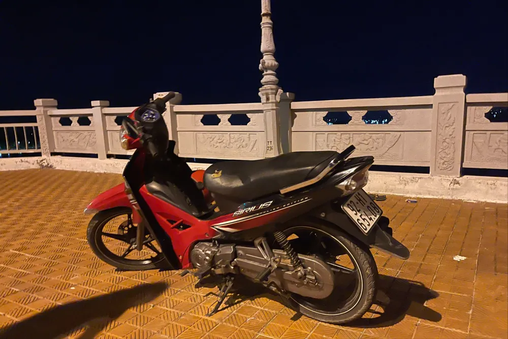 Người cha ôm con gái 1 tuổi nhảy cầu tự tử, để lại xe máy và điện thoại trên cầu. Ảnh: CA Người cha ôm con gái 1 tuổi nhảy cầu tự tử, để lại xe máy và điện thoại trên cầu. Ảnh: CA