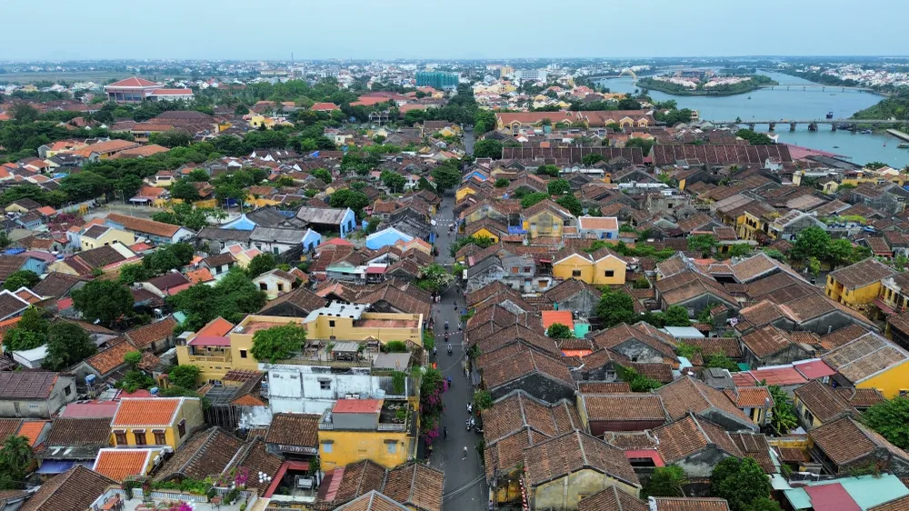 Đã từng có nhiều người chụp hình trên nóc nhà phố cổ Hội An, đều bị cộng đồng mạng phản ứng gay gắt. Ảnh: TN ca-si-Duc-Tuan-chup-hinh-tren-noc-nha-pho-co-Hoi-An-6.JPG