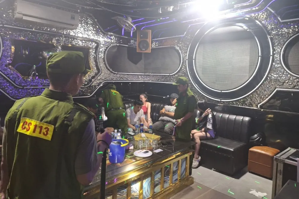 Cảnh sát phát hiện 8 khách chơi ma tuý trong phòng hát karaoke Paris. Ảnh: CA Cảnh sát phát hiện 8 khách chơi ma tuý trong phòng hát karaoke Paris. Ảnh: CA
