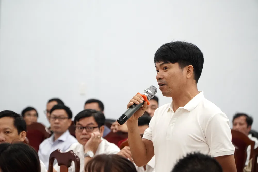 Người dân mua đất dự án Bách Đạt An nêu ý kiến tại buổi đối thoại. Ảnh: TN Người dân mua đất dự án Bách Đạt An nêu ý kiến tại buổi đối thoại. Ảnh: TN