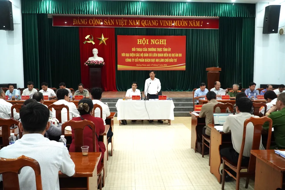Bí thư, Chủ tịch tỉnh Quảng Nam chủ trì buổi đối thoại với người dân liên quan đến 3 dự án do Bách Đạt An làm chủ đầu tư. Ảnh: TN bach-dat-an-doi-thoai-5.JPG