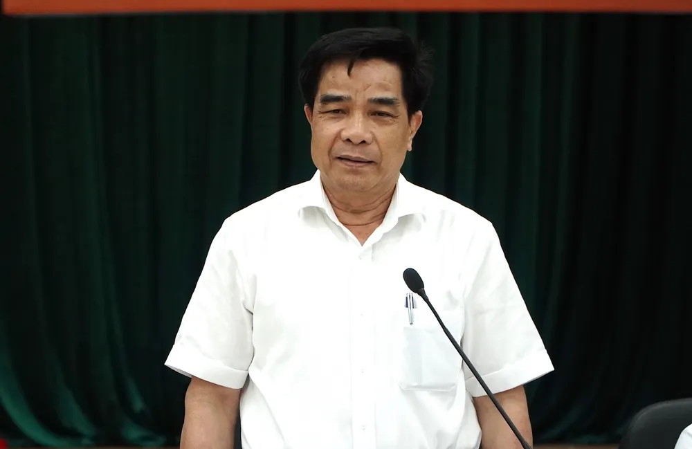 Chủ tịch UBND tỉnh Quảng Nam Lê Văn Dũng trả lời người dân. Ảnh: TN bach-dat-an-doi-thoai-7.JPG