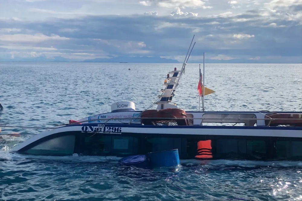 Ca nô du lịch chìm ở Cù Lao Chàm