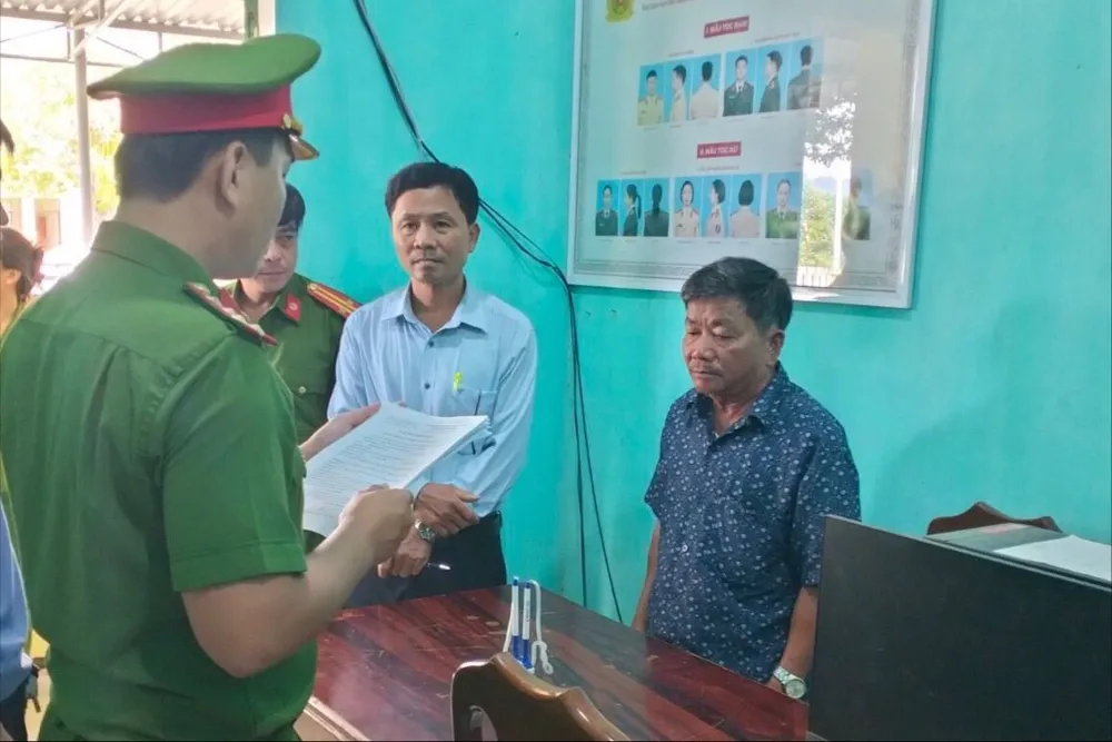 1 trưởng thôn bị bắt cùng 3 bị can khác. Ảnh: CA nguyen-chu-tich-truong-thon-bi-bat-2.jpeg