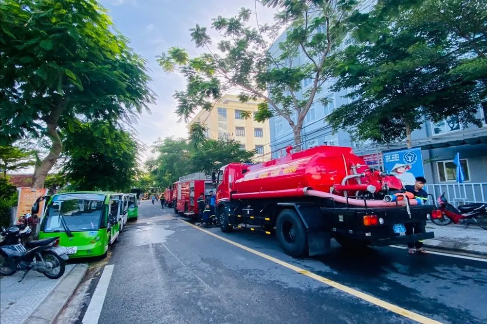 Lực lượng cảnh sát PCCC đến hiện trường rất nhanh ngay khi nhận tin báo. Ảnh: TN chay-xe-dien-du-lich-1.jpeg