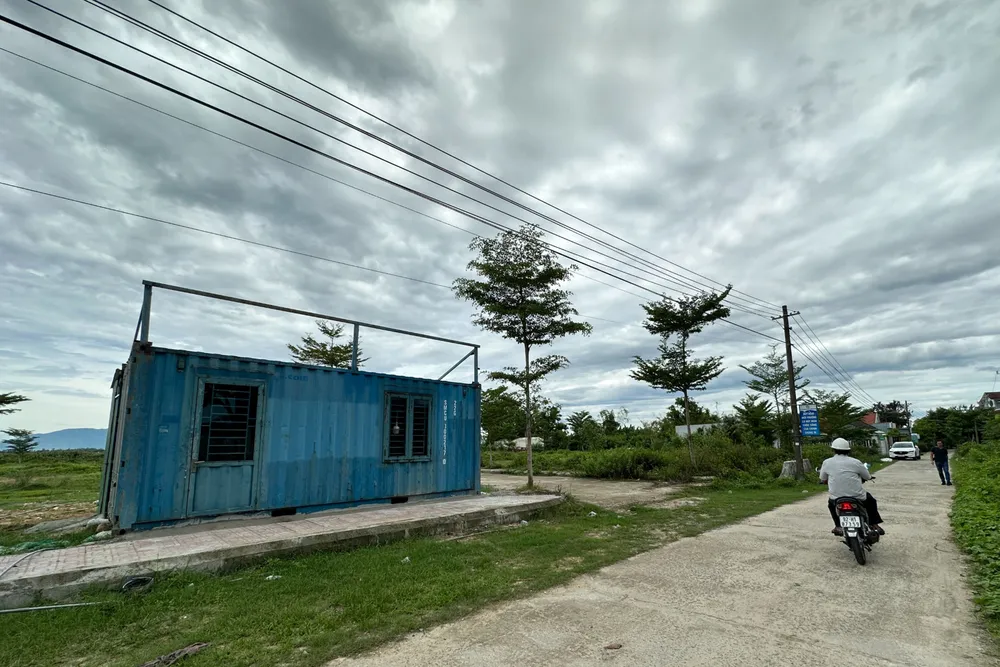 Trên đất đã đầu tư đường bê tông, có lề đường, mương thoát nước. Ảnh: TN phu-phep-dat-sxkd-thanh-dat-o-de-phan-lo-ban-nen-4.JPG