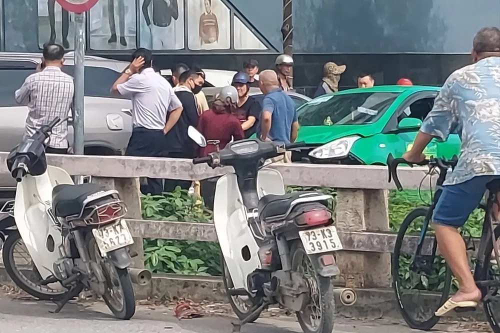 Hiện trường vụ tai nạn do nhóm người Trung Quốc gây ra. Ảnh: CTV nhom-nguoi-trung-quoc-giet-tai-xe-taxi-2.jpeg