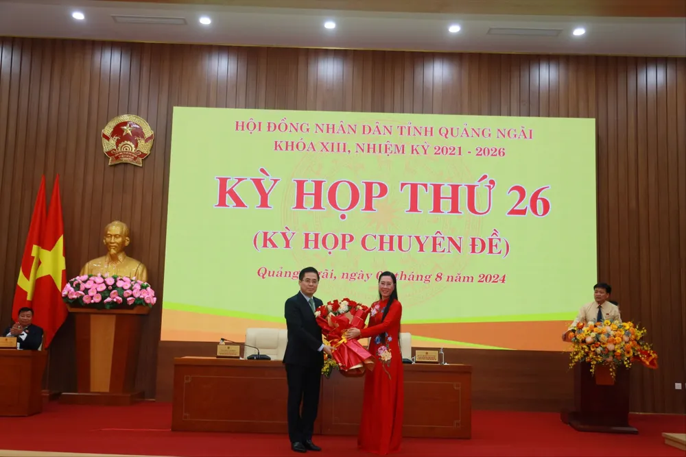 Bí thư Tỉnh uỷ Bùi Thị Quỳnh Vân tặng hoa chúc mừng tân Chủ tịch UBND tỉnh Quảng Ngãi Nguyễn Hoàng Giang. Ảnh: TN tan-chu-tich-ubnd-tinh-Quang-Ngai-2.jpeg