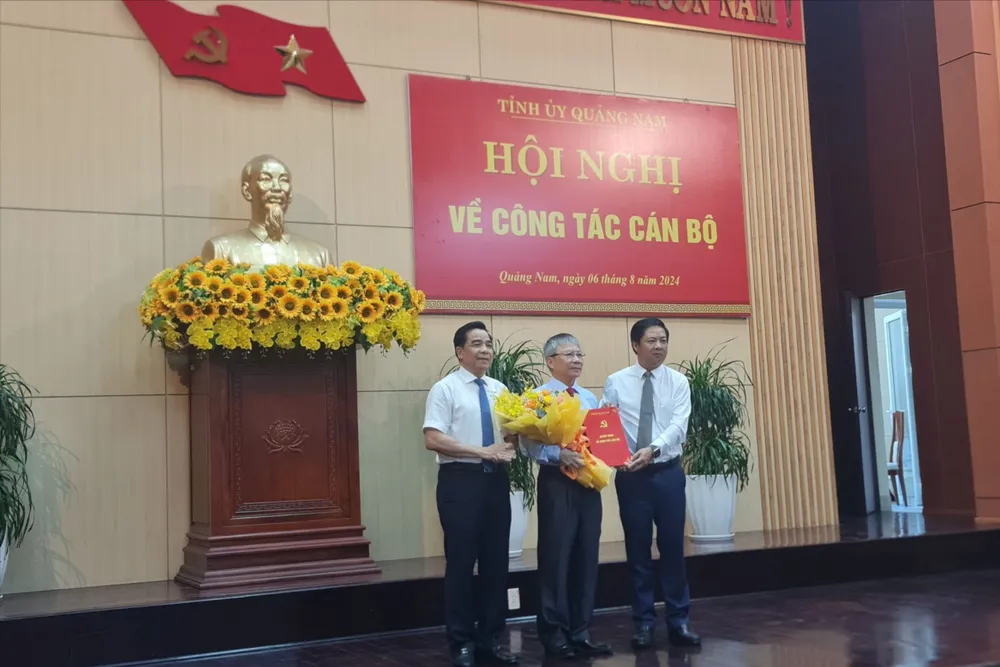 Thiếu tướng Nguyễn Đức Dũng (giữa) làm Phó Bí thư Tỉnh uỷ Quảng Nam. Ảnh: TN ban-bi-thu-chuan-y-chuc-danh-pho-bi-thu-tinh-uy-Quang-Nam-1.jpeg