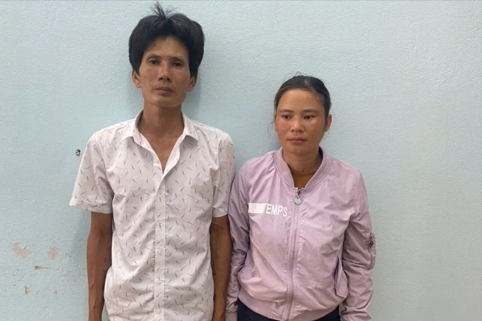 2 vợ chồng đi trộm gà bị công an phát hiện, chồng bỏ chạy để vợ lại hiện trường. Ảnh: CA