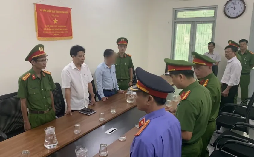 Công an thực hiện lệnh bắt tạm giam cán bộ thuộc Chi cục Quản lý đất đai tỉnh Quảng Nam. Ảnh: CA pho-truong-chi-cuc-quan-ly-dat-dai-3.png