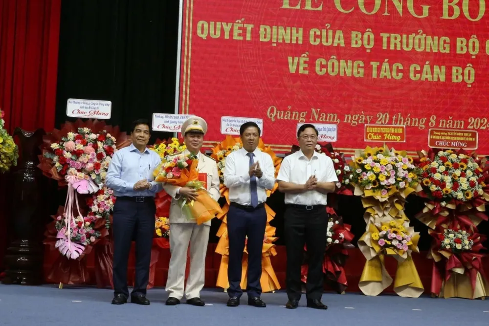 Lãnh đạo tỉnh Quảng Nam tặng hoa chúc mừng Đại tá Nguyễn Hữu Hợp. Ảnh: TN Bo-cong-an-cong-bo-quyet-dinh-bo-nhiem-giam-doc-cong-an-tinh-Quang-Nam-1.jpeg