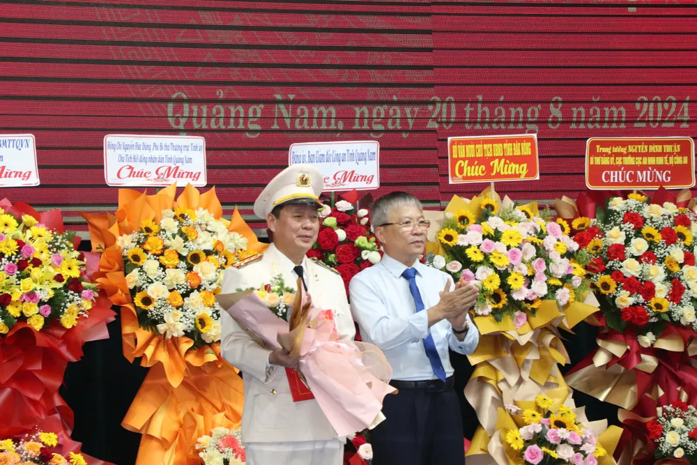 Ông Nguyễn Đức Dũng, Phó Bí thư Thường trực Tỉnh uỷ Quảng Nam tặng hoa chúc mừng Đại tá Nguyễn Hữu Hợp. Ảnh: TN Bo-cong-an-cong-bo-quyet-dinh-bo-nhiem-giam-doc-cong-an-tinh-Quang-Nam-3.jpeg