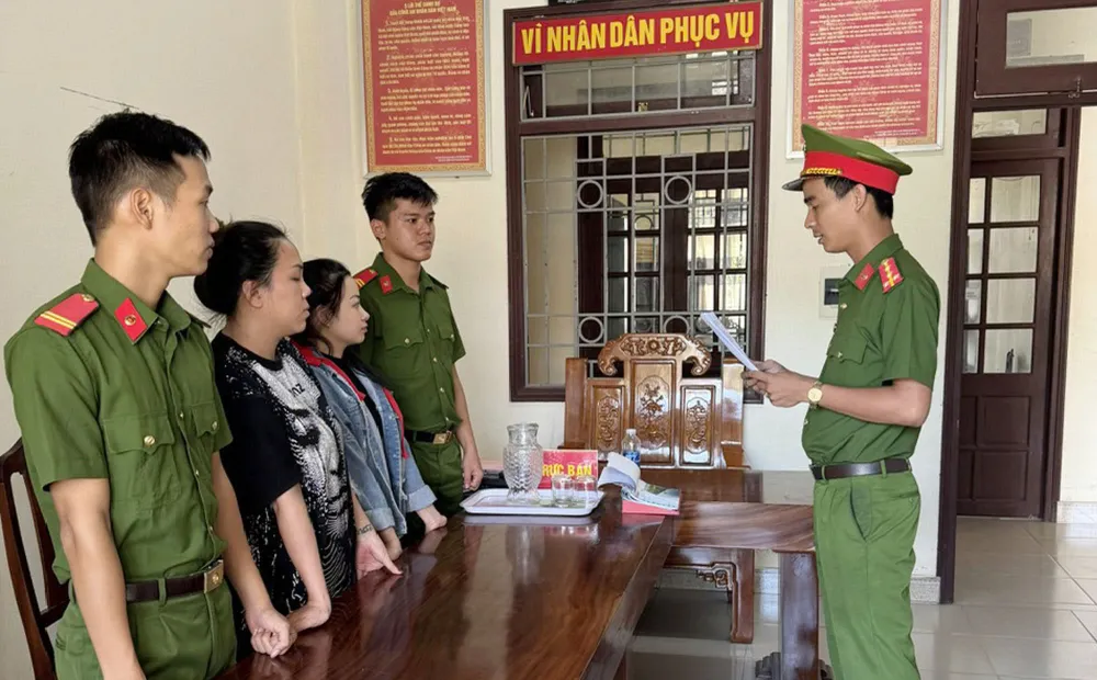 Công an huyện Hiệp Đức đang tạm giữ hai người tổ chức đánh bạc. Ảnh: CA Livestream-xo-so-lo-to-trung-thuong-1.jpeg