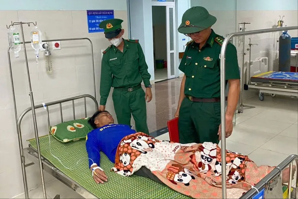 Bộ đội Biên phòng hỗ trợ cấp cứu, thăm hỏi ngư dân gặp nạn, hơn 3 giờ bơi giữa biển. Ảnh: BP Bộ đội Biên phòng hỗ trợ cấp cứu, thăm hỏi ngư dân gặp nạn, hơn 3 giờ bơi giữa biển. Ảnh: BP