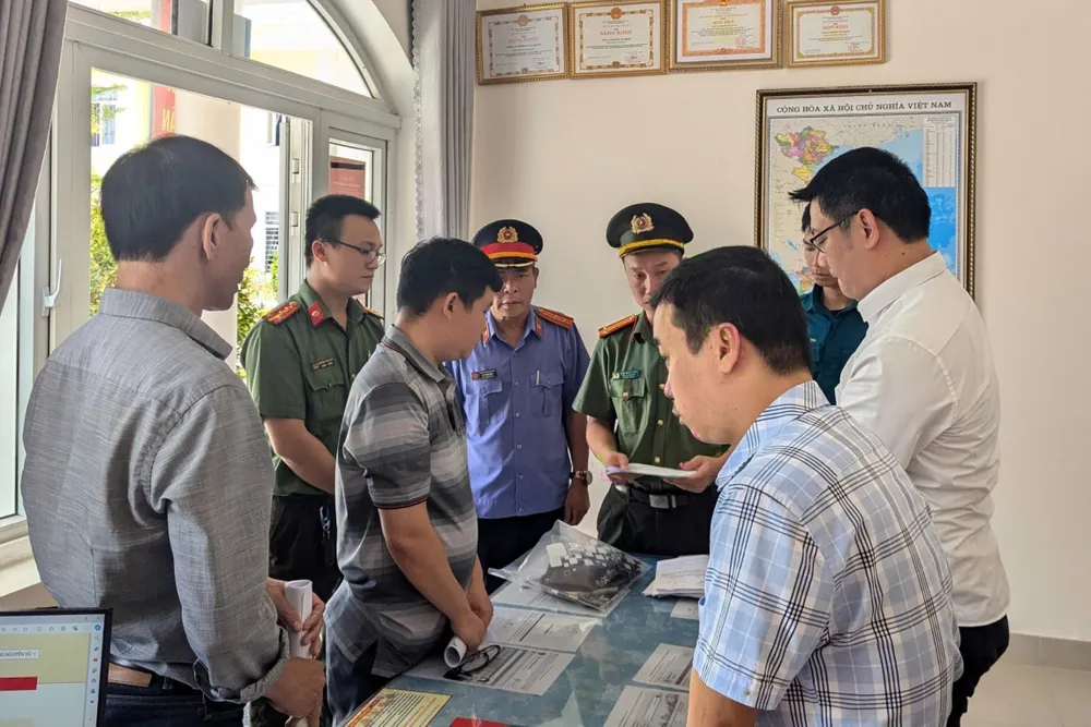 Công an thực hiện lệnh bắt các bị can. Ảnh: CA pho-chanh-van-phong-ubnd-tinh-Quang-Tri-3.jpeg