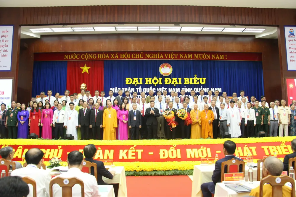 Ủy ban MTTQ Việt Nam tỉnh nhiệm kỳ mới đã tổ chức Hội nghị lần thứ nhất bầu Ban Thường trực, Chủ tịch, các Phó Chủ tịch và Ủy viên Thường trực Ủy ban MTTQ tỉnh Quảng Nam, nhiệm kỳ 2024 - 2029. Ảnh: TN ong-le-tri-thanh-tiep-tuc-lam-chu-tich-uy-ban-mttq-Viet-Nam-tinh-Quang-Nam-1.jpeg