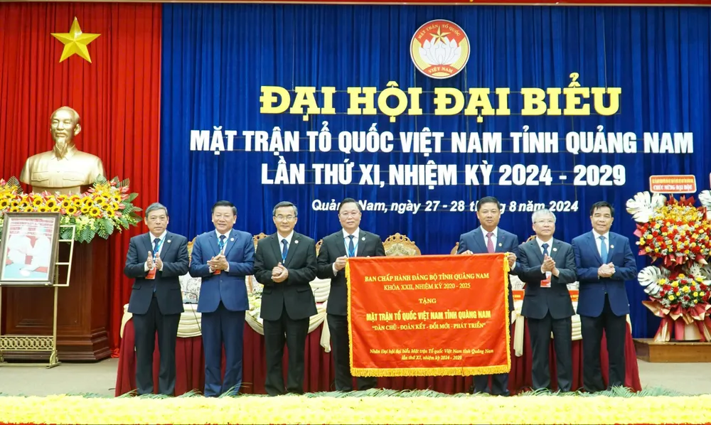 Thường trực Tỉnh uỷ Quảng Nam (bên phải) trao bức trướng của Ban Chấp hành Đảng bộ tỉnh tặng MTTQ Việt Nam tỉnh Quảng Nam. Ảnh: TN Ông Lê Trí Thanh tái đắc cử Chủ tịch Ủy ban MTTQ tỉnh Quảng Nam