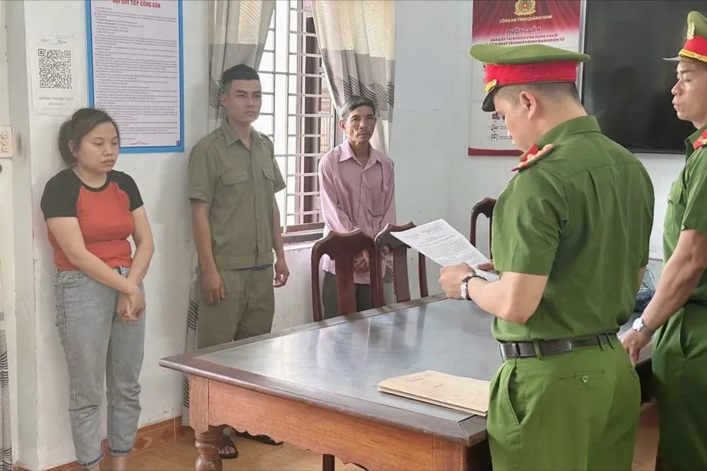 Nữ quái đánh tráo vàng giả, lừa chủ tiệm vàng