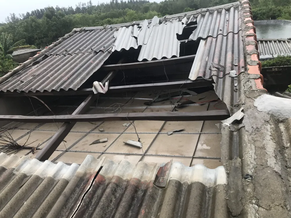 Trận lốc xoáy xảy ra lúc 3 giờ sáng 18-9. Ảnh: CTV loc-xoay-lam-3-nha-dan-o-Quang-Ngai-toc-mai-1.jpeg