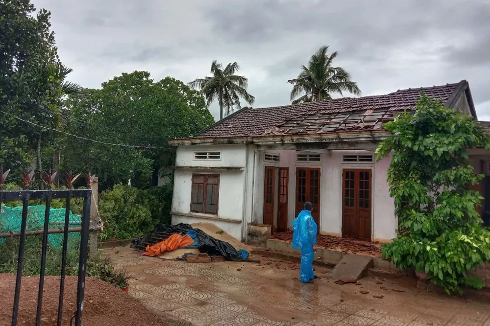Lốc xoáy làm 3 nhà dân ở Quảng Ngãi tốc mái. Ảnh: CTV Lốc xoáy làm 3 nhà dân ở Quảng Ngãi tốc mái. Ảnh: CTV