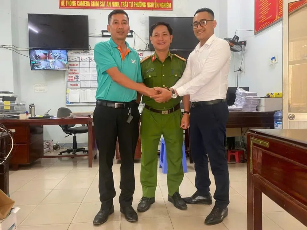 Bỗng dưng nhận 660 triệu vào tài khoản, tài xế taxi tìm đến trụ sở công an trình báo, nhờ tìm người chuyển nhầm. Ảnh: CA