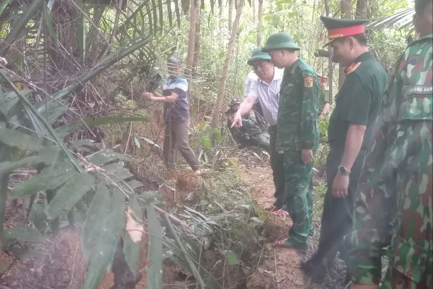 Chủ tịch UBND tỉnh Quảng Nam Lê Văn Dũng khảo sát khu vực xuất hiện vệt nứt tại quả đồi chờ sạt lở. Ảnh: TN qua-doi-cho-sat-lo-4.jpeg