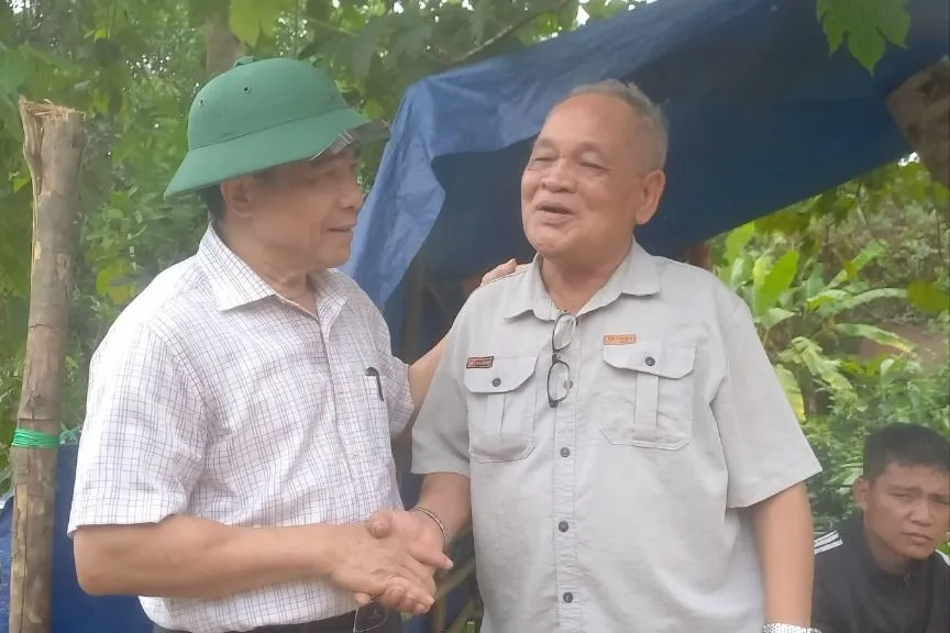 Chủ tịch Quảng Nam yêu cầu khẩn trương tìm nơi bố trí tái định cư cho người dân cạnh quả đồi bị nứt toác. Ảnh: TN qua-doi-cho-sat-lo-5.jpeg