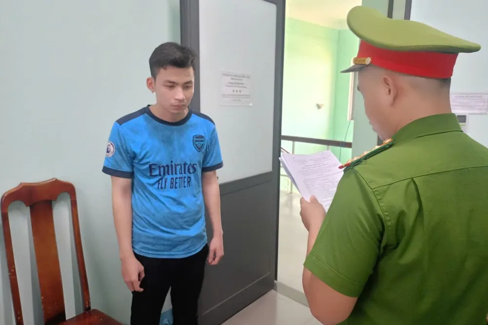 Tú gửi video nhạy cảm quay lén với người yêu cũ cho nhiều người. Ảnh: CA Tú gửi video nhạy cảm quay lén với người yêu cũ cho nhiều người. Ảnh: CA